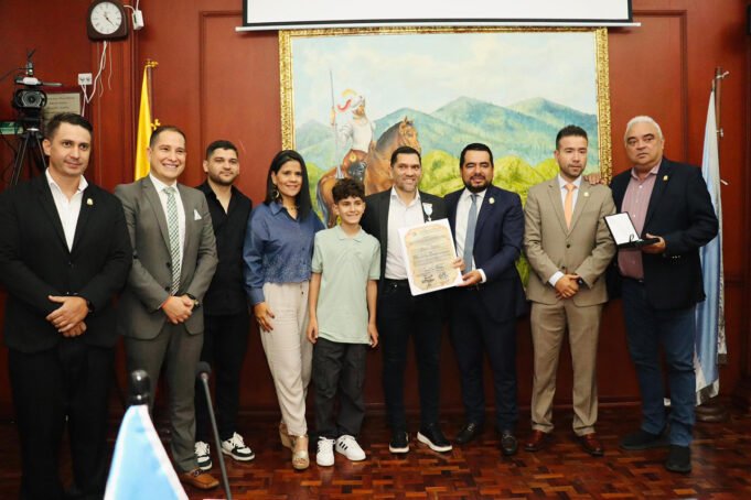 La Asamblea del Valle condecoró al periodista deportivo JJ Miranda por sus 33 años de trayectoria. la-asamblea-del-valle-condecoro-al-periodista-deportivo-JJ-miranda-por-sus-33-anos-de-trayectoria-01