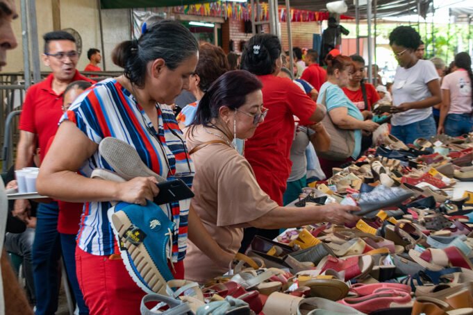 Más de dos mil pares de zapatos vendidos en el segundo día del Festival del Calzado Rómulo. mas-de-dos-mil-pares-de-zapatos-vendidos-en-el-segundo-dia-del-festival-del-calzado-romulo-03