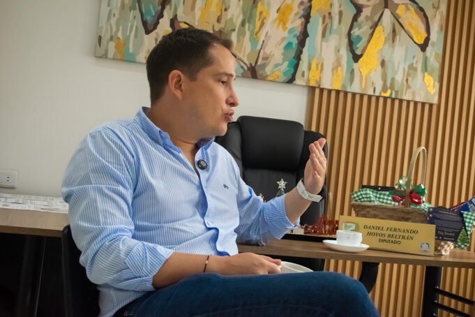 Daniel Hoyos presentó balance de gestión 2025 y reafirma su compromiso con las víctimas y la inversión social en el Valle del Cauca. daniel-hoyos-presento-balance-de-gestion-2025-y-reafirma-su-compromiso-con-las-victimas-y-la-inversion-social-en-el-valle-del-cauca-01