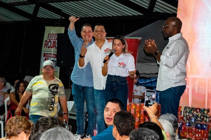 Diputado Daniel Hoyos celebró la Navidad con su movimiento “Panitas” diputado-daniel-hoyos-celebro-la-navidad-con-su-movimiento-panitas-03