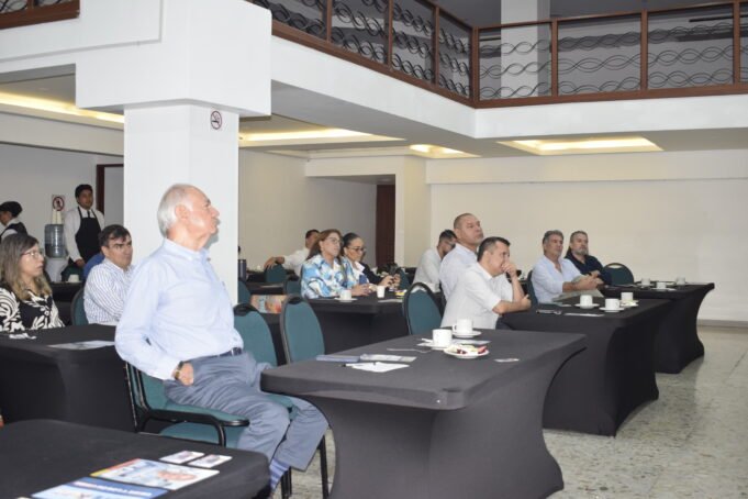 A 26 días de las elecciones, Cristian Garcés expone sus propuestas al Senado