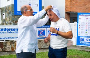 Rodrigo Guerrero entregó el “pañuelo del trabajo social” al candidato Anderson López Taborda rodrigo-guerrero-entrego-el-panuelo-del-trabajo-social-al-candidato-anderson-lopez-taborda-02