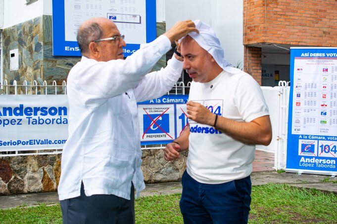 Rodrigo Guerrero entregó el “pañuelo del trabajo social” al candidato Anderson López Taborda rodrigo-guerrero-entrego-el-panuelo-del-trabajo-social-al-candidato-anderson-lopez-taborda-02
