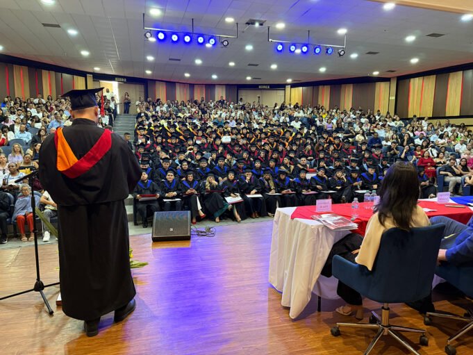 UNICUCES graduó a 141 nuevos profesionales que fortalecerán el desarrollo de la región