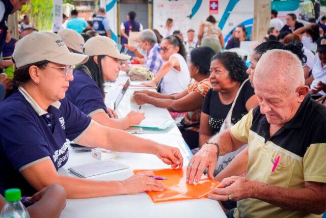 mas-de-600-personas-atendidas-en-gran-jornada-descentralizada-de-salud-en-el-barrio-12-de-octubre-04 mas-de-600-personas-atendidas-en-gran-jornada-descentralizada-de-salud-en-el-barrio-12-de-octubre-04