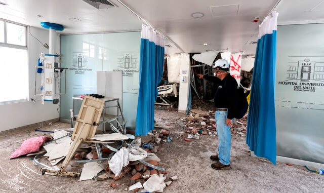 continua-la-busqueda-de-cinco-personas-atrapadas-en-los-escombros-del-hospital-universitario-del-valle-05
