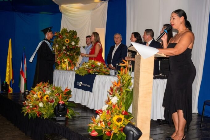 188 estudiantes se graduaron en la octava promoción de la Escuela de Artes y Oficios Ubeimar Delgado en Cali 188-estudiantes-se-graduaron-en-la-octava-promocion-de-la-escuela-de-artes-y-oficios-ubeimar-delgado-en-cali-05